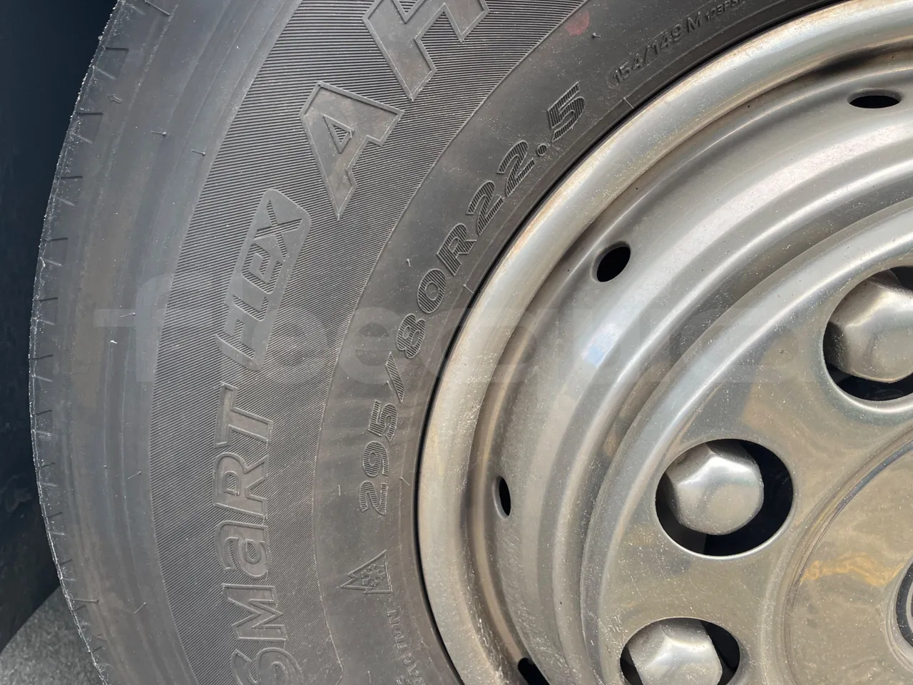 Setra S516 410 02 - EUR6 - 315kW - 13.115m - rear left tire photo