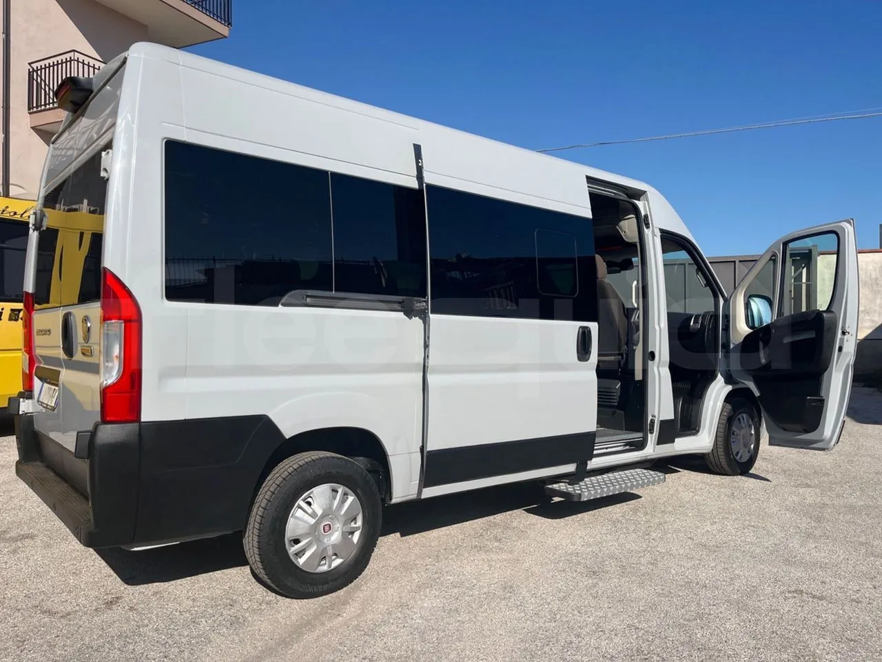 Fiat Ducato 250CENRC HE9RT - Euro 6 - 103 kW - 5.998 mt - 3/4 right rear doors open