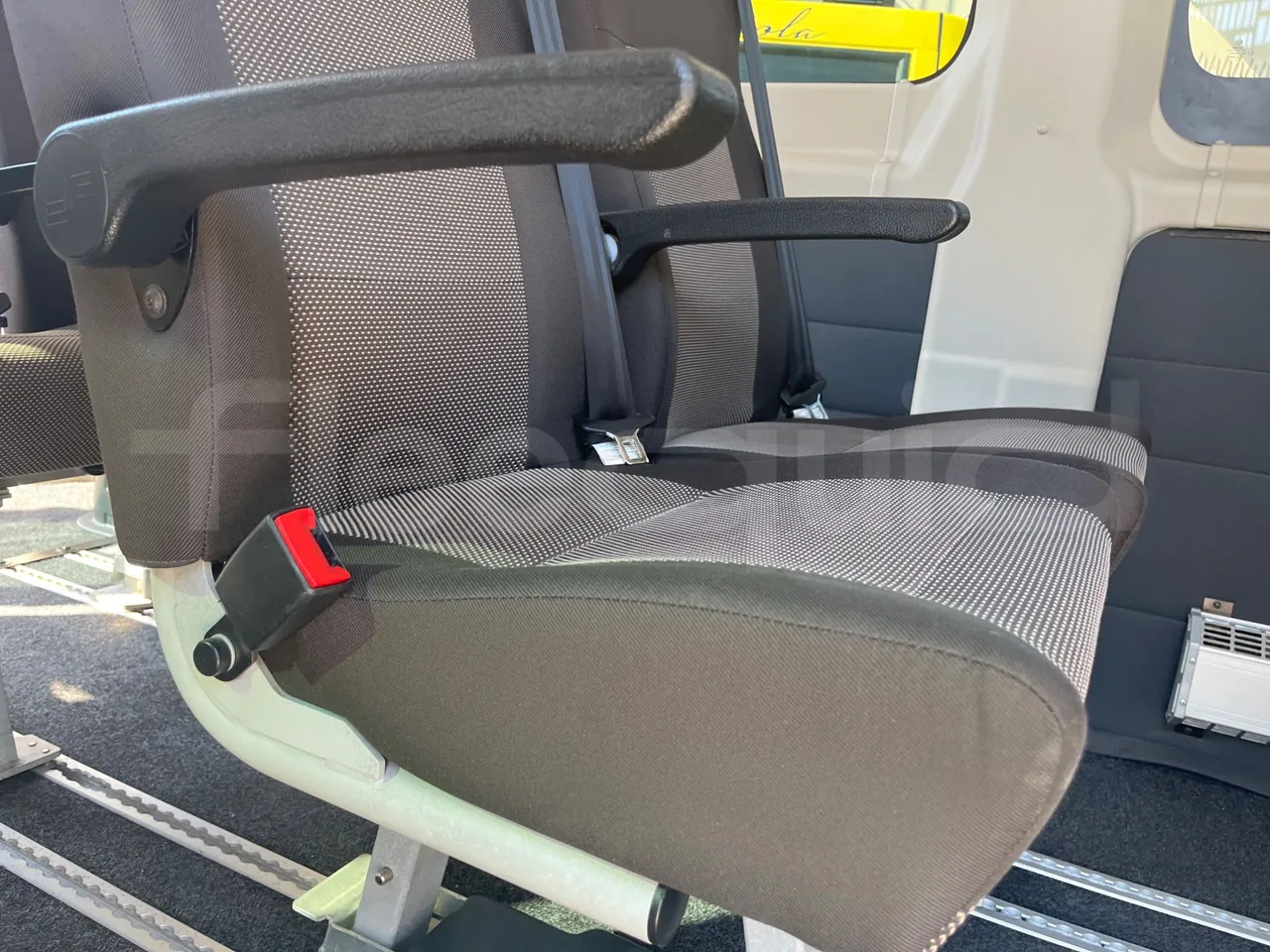 Fiat Ducato 250CENRC HE9RT - Euro 6 - 103 kW - 5.998 mt - armrest detail photo