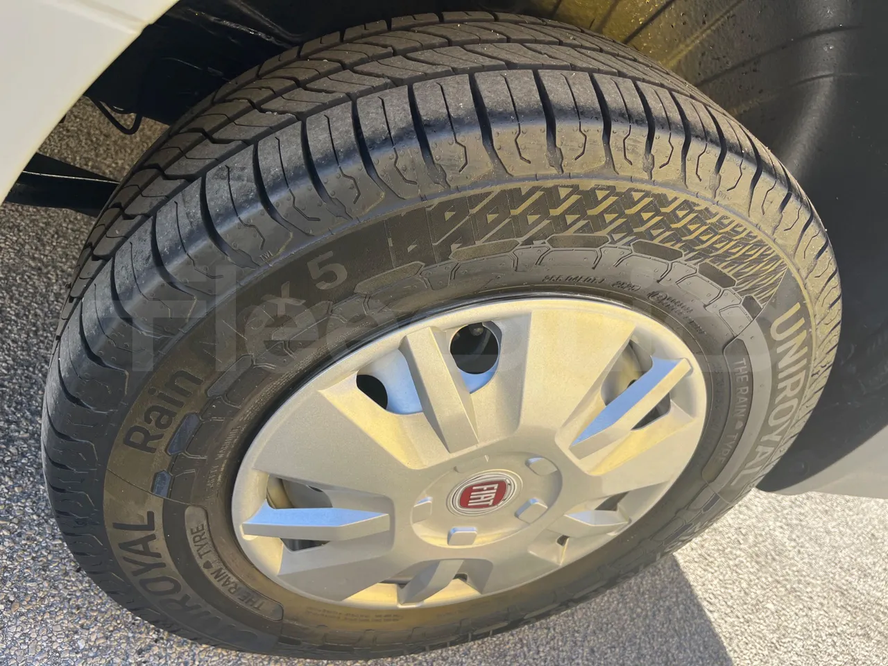 Fiat Ducato 250CENRC HE9RT - Euro 6 - 103 kW - 5.998 mt - tread condition front tires left