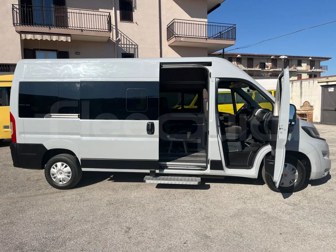 Fiat Ducato 250CENRC HE9RT - Euro 6 - 103 kW - 5.998 mt - right side doors open