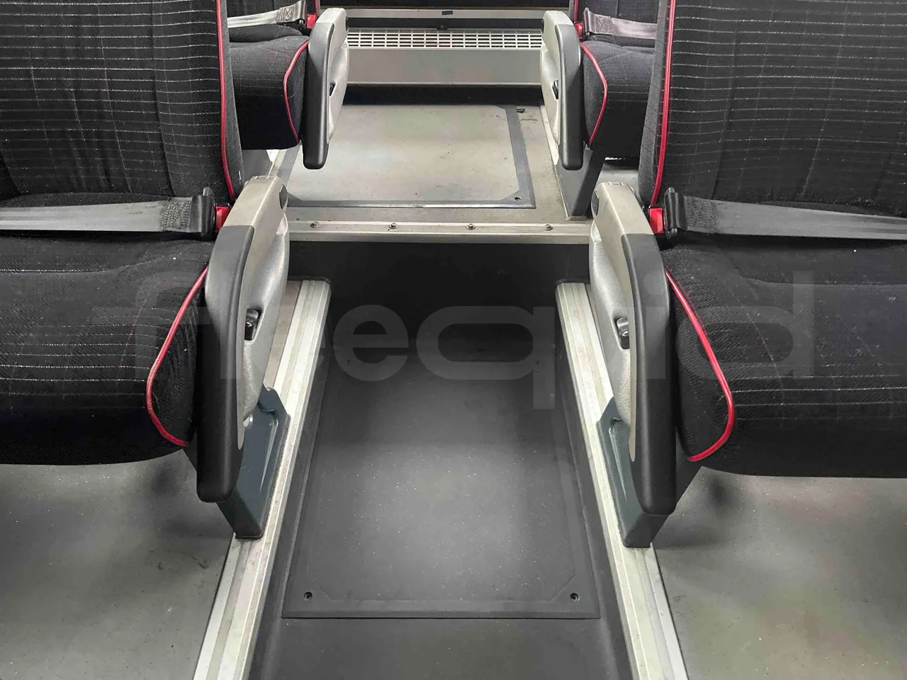 Scania Touring HD - floor hatches photo