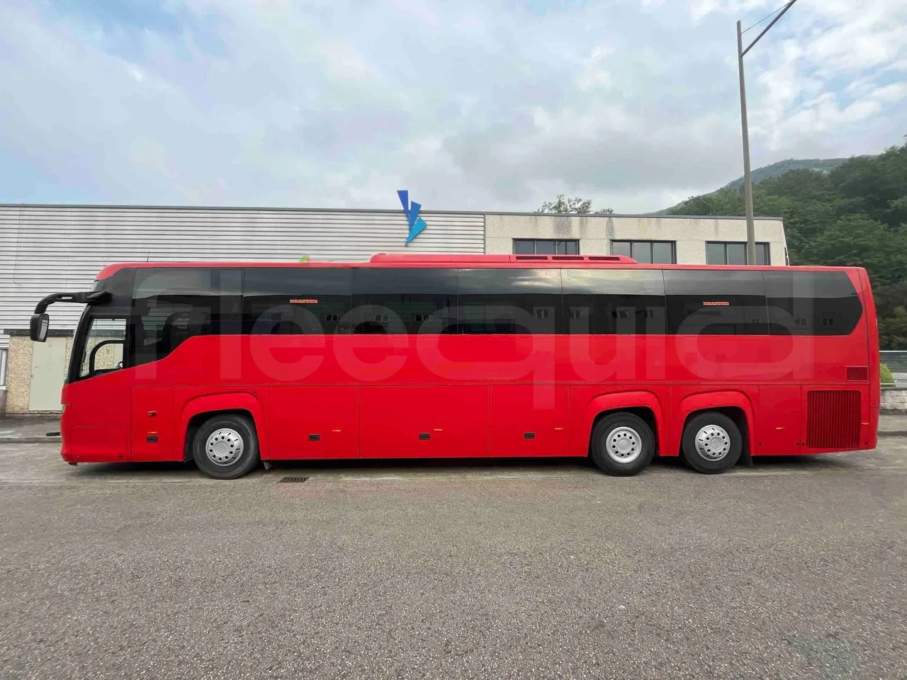 Scania Touring HD - left side photo