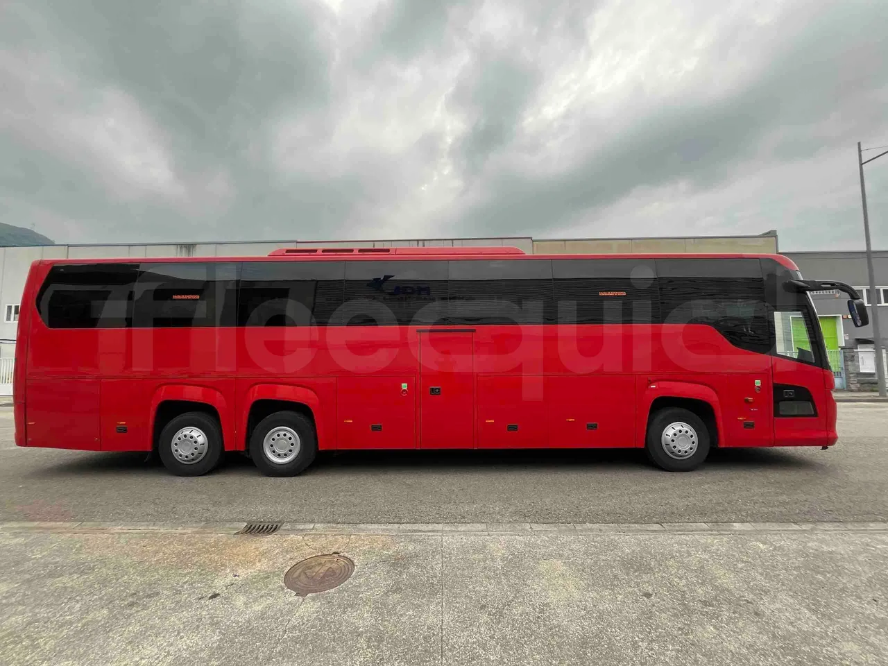 Scania Touring HD - right side doors closed