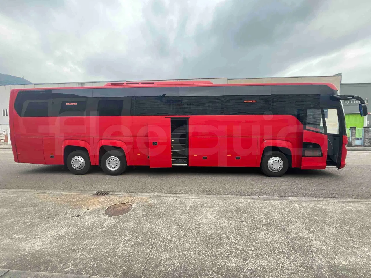 Scania Touring HD - right side doors open