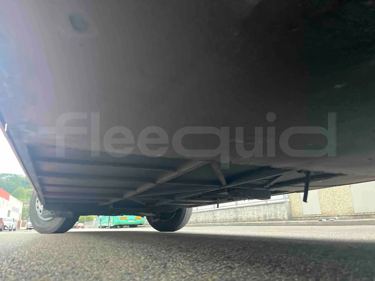 Scania Touring HD - central undercarriage photo