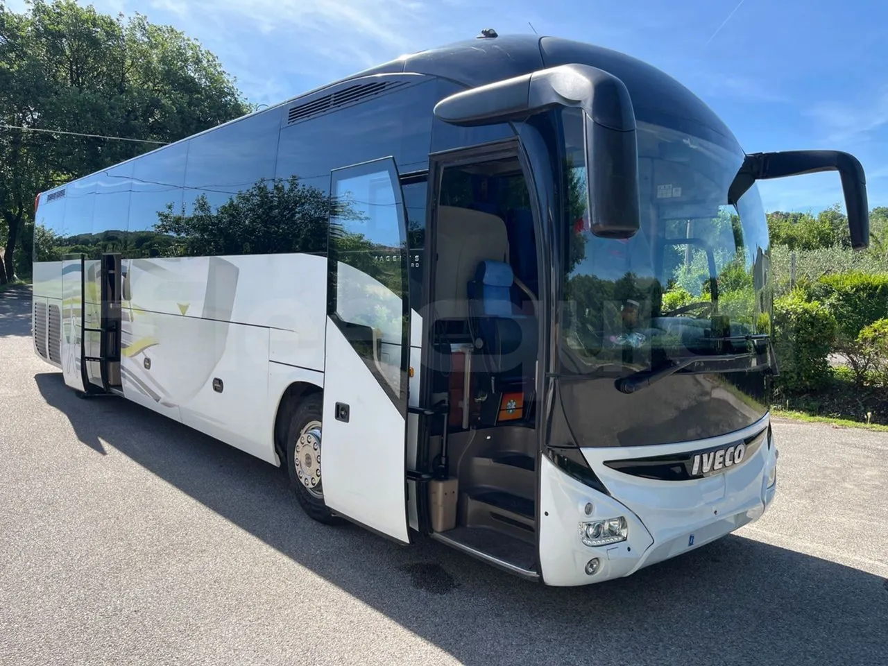 Iveco Magelys - 3/4 right front doors open