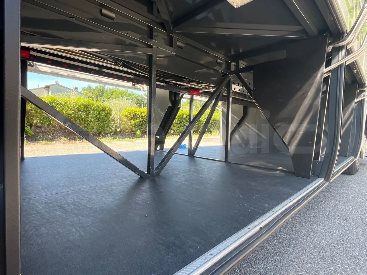 Iveco Magelys - under carpet photo