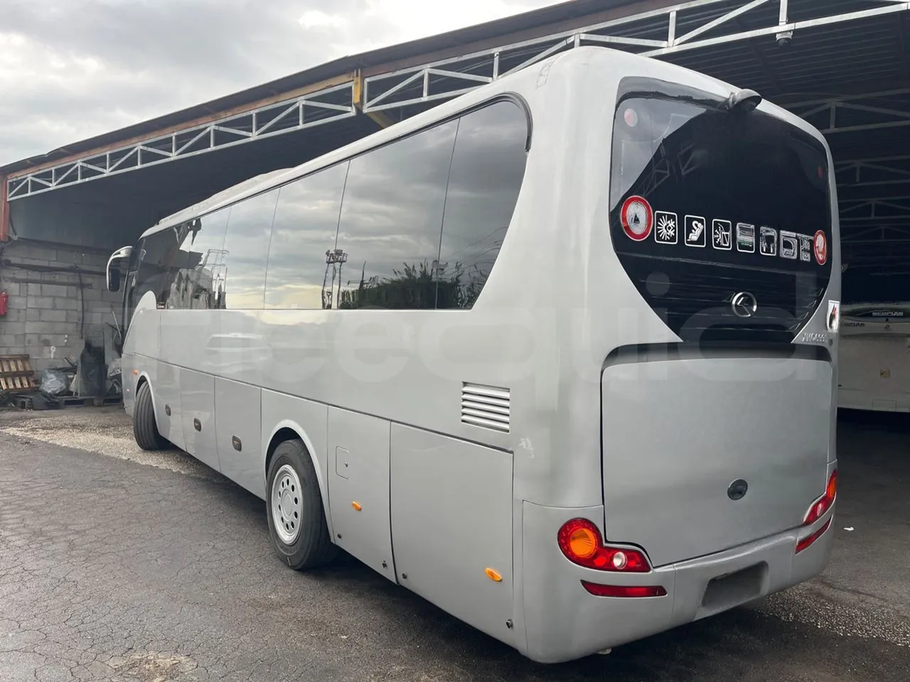 King Long XMQ6996 XMQ6996 / Euro 5 - 215 Kw - 9.895 Mt - 3/4 left rear side