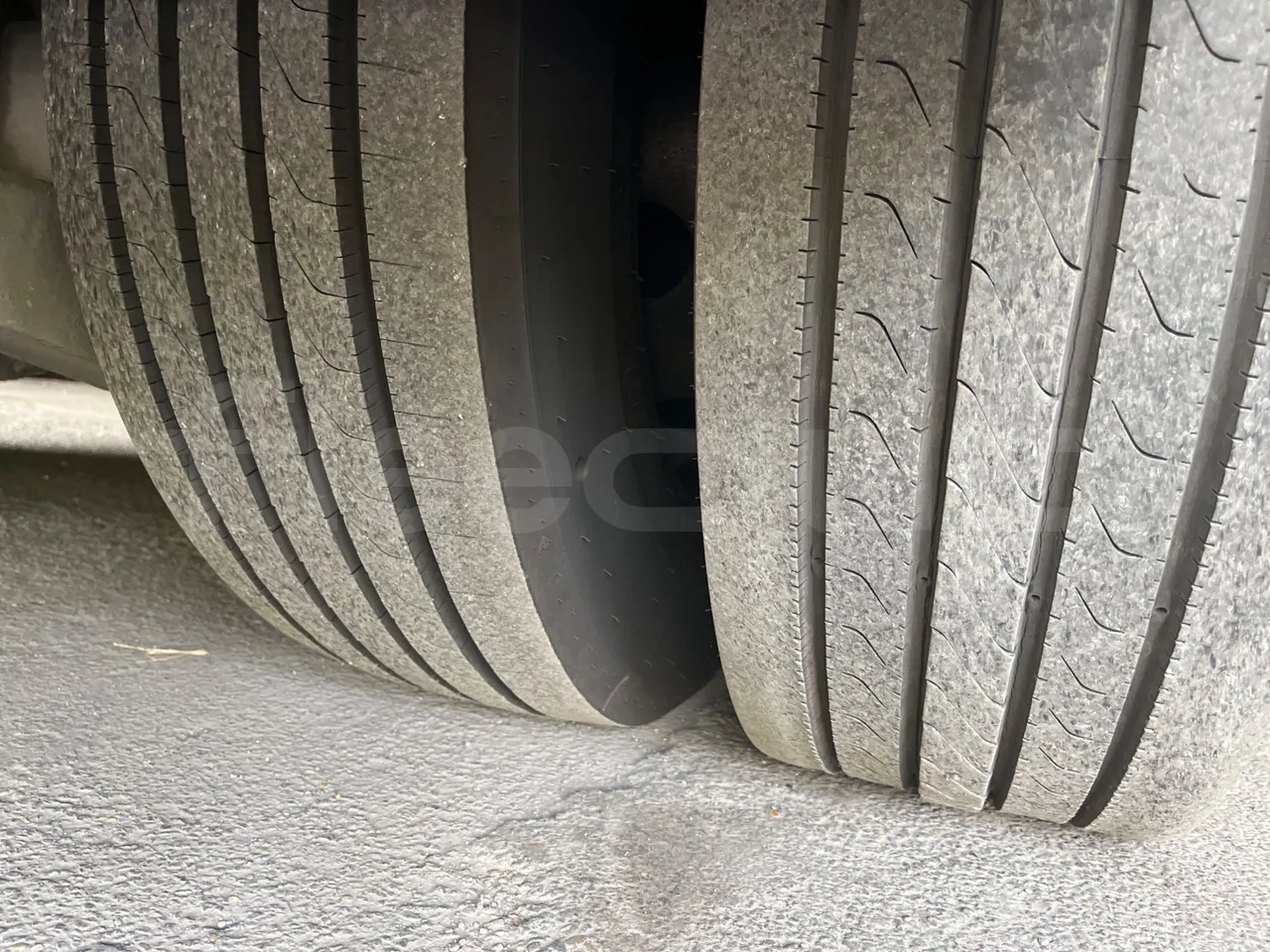 King Long XMQ6996 XMQ6996 / Euro 5 - 215 Kw - 9.895 Mt - tread condition front tires left