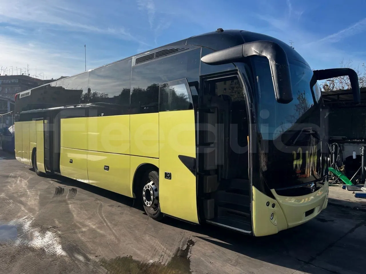 Iveco Magelys SFR210 - Euro5 - 331kW - 12.819mt - 3/4 right front doors open