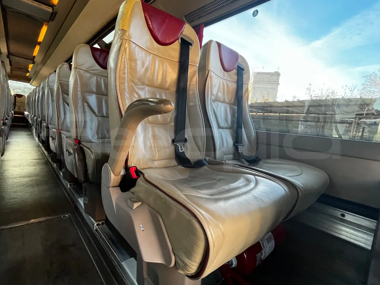 Iveco Magelys SFR210 - Euro5 - 331kW - 12.819mt - armrest detail photo