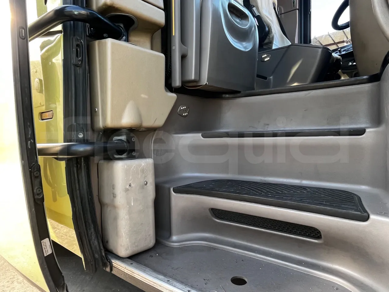 Iveco Magelys SFR210 - Euro5 - 331kW - 12.819mt - door mechanism photo