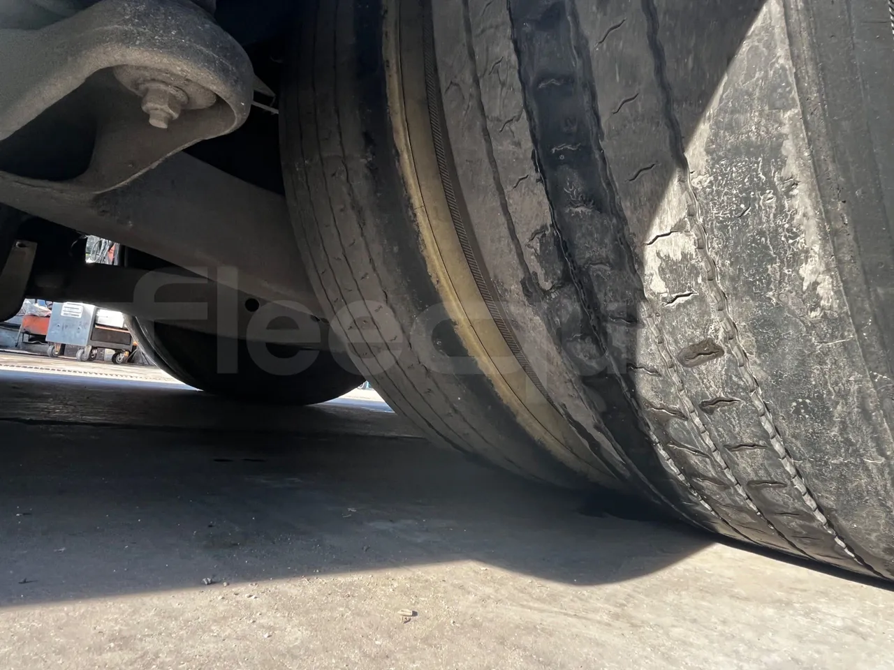 Iveco Magelys SFR210 - Euro5 - 331kW - 12.819mt - tread condition front tires left