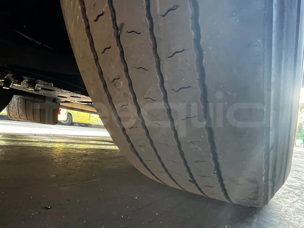Iveco Magelys SFR210 - Euro5 - 331kW - 12.819mt - tread condition front tires right