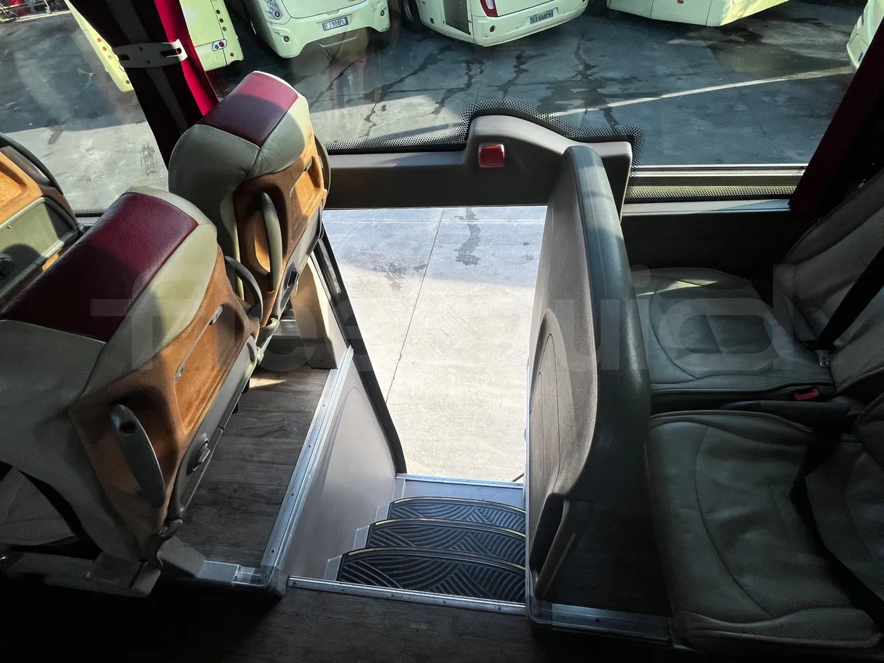 Iveco Magelys SFR210 - Euro5 - 331kW - 12.819mt - power outlets detail