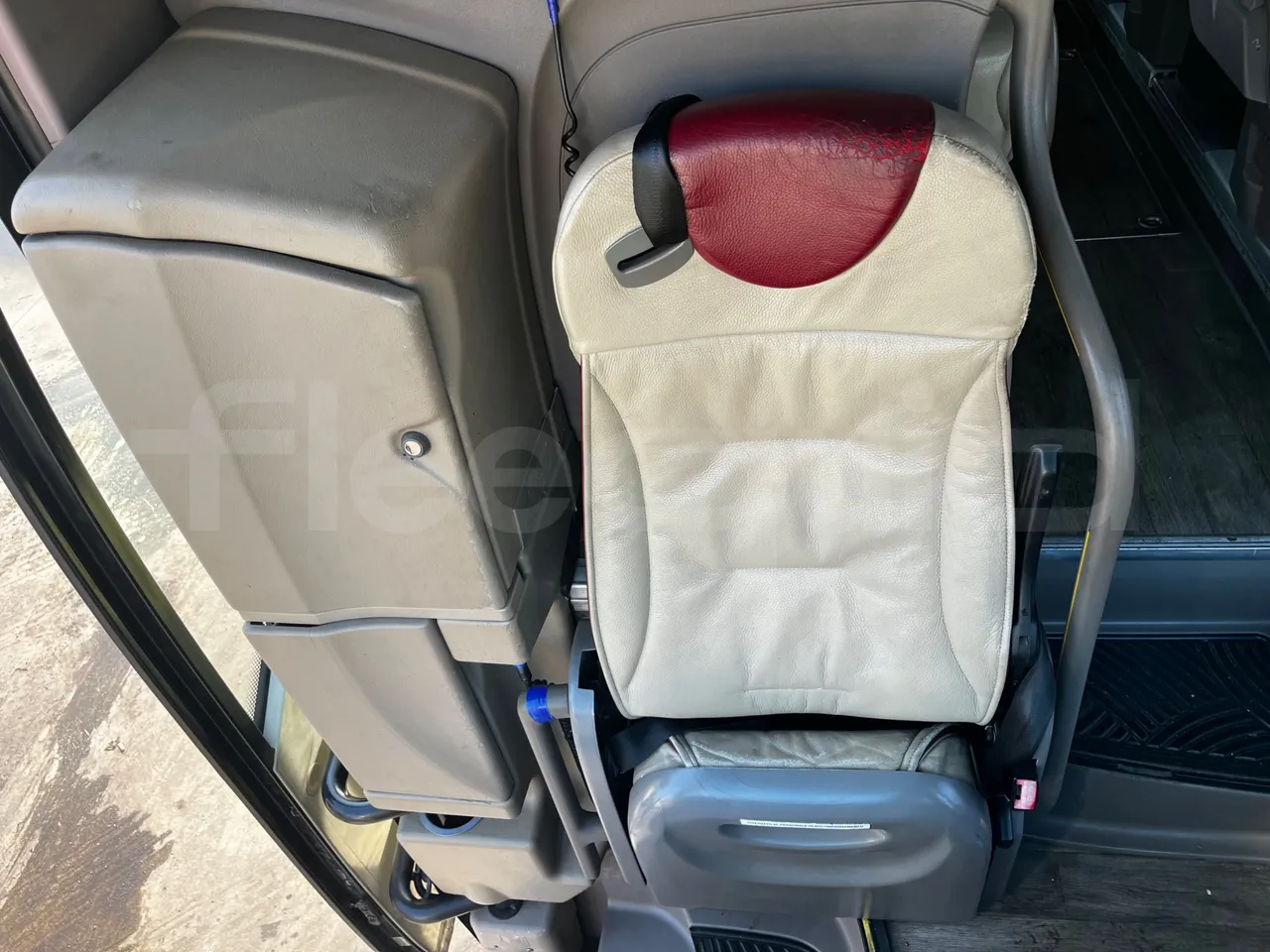 Iveco Magelys SFR210 - Euro5 - 331kW - 12.819mt - hostess seat photo