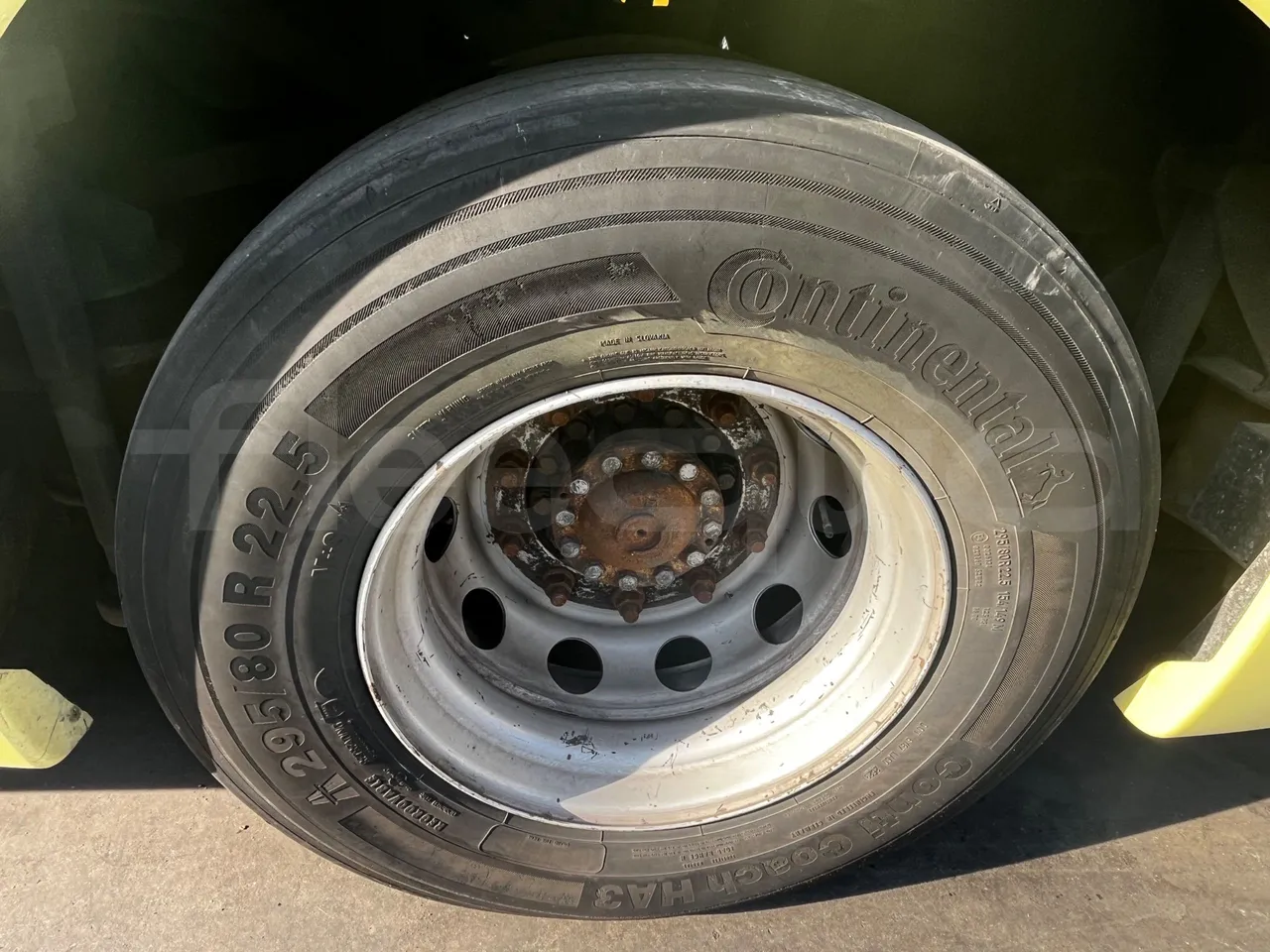 Iveco Magelys SFR210 - Euro5 - 331kW - 12.819mt - rear left tire photo