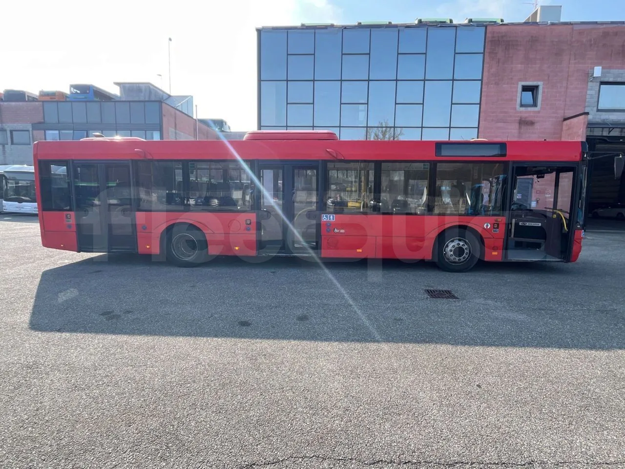 Solaris Urbino 12 - Euro6 - 240kW - 12mt - right side doors closed