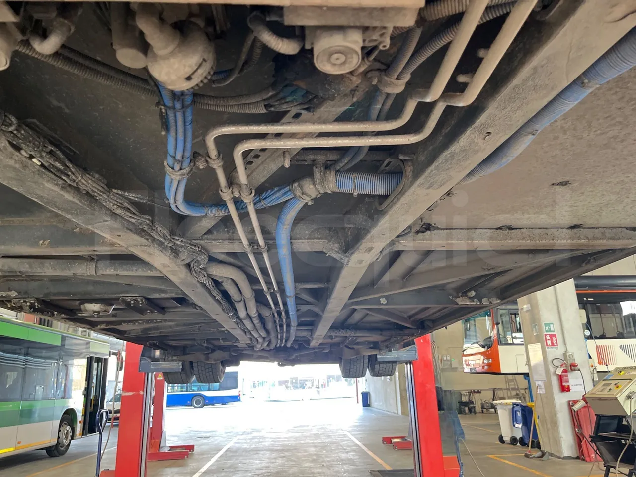 Solaris Urbino 12 - Euro6 - 240kW - 12mt - central undercarriage photo