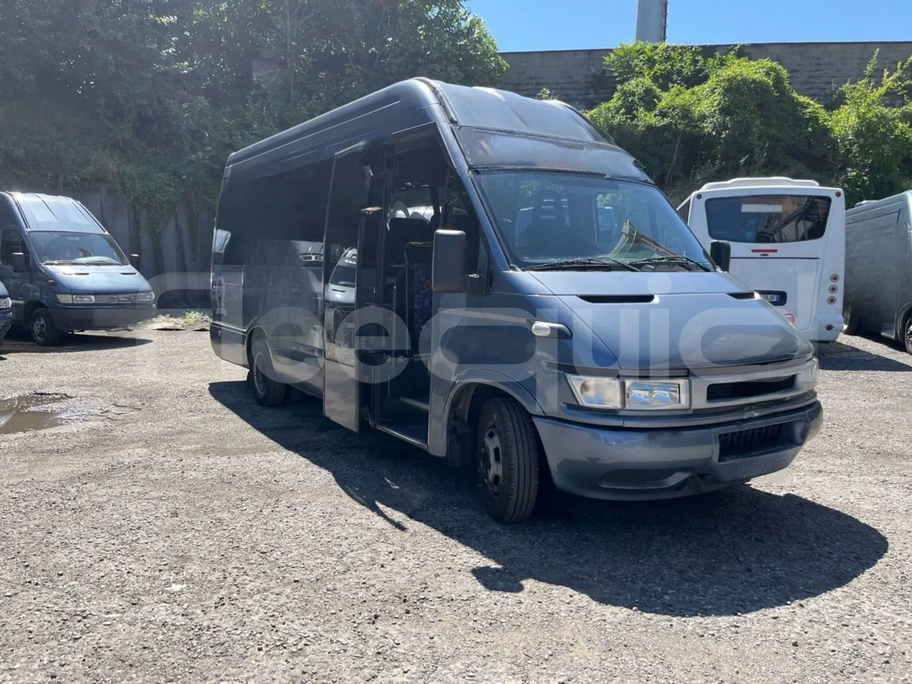 Iveco Daily A50C - EUR3 - 107kW - 6.948m - 3/4 right front doors open