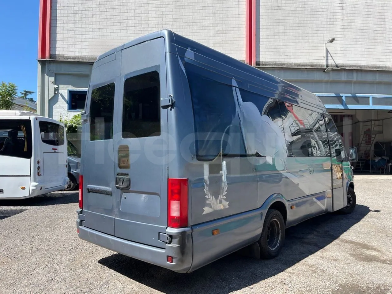 Iveco Daily A50C - EUR3 - 107kW - 6.948m - 3/4 right rear doors closed