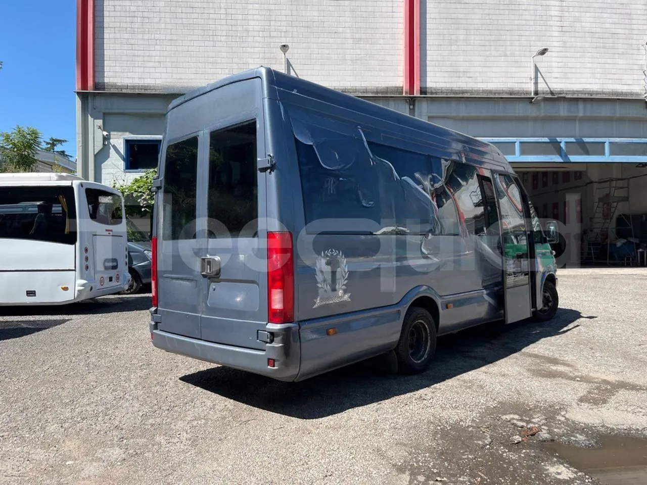 Iveco Daily A50C - EUR3 - 107kW - 6.948m - 3/4 right rear doors open