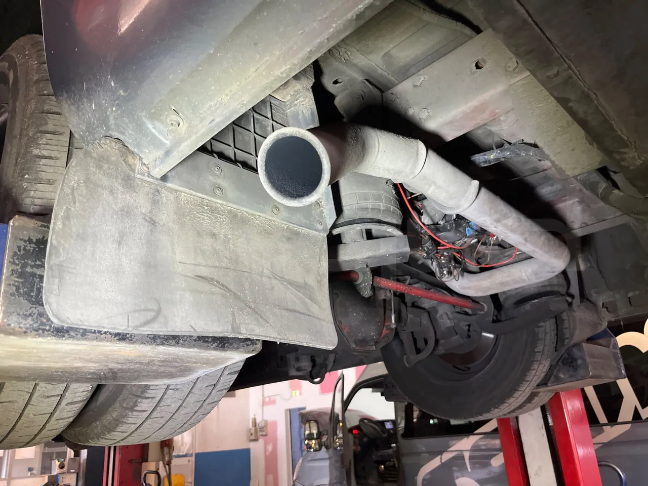 Iveco Daily A50C - EUR3 - 107kW - 6.948m - exhaust photo