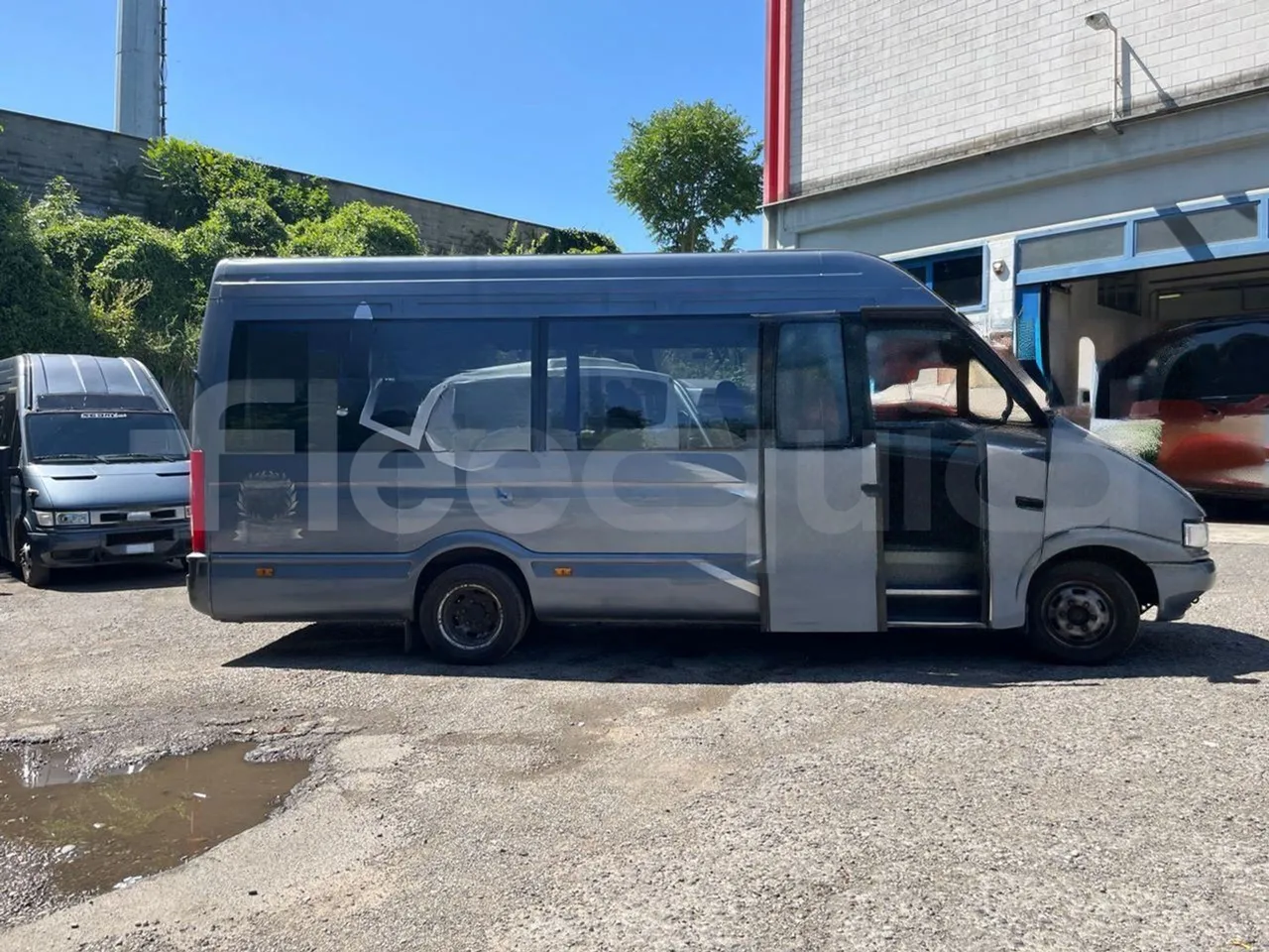 Iveco Daily A50C - EUR3 - 107kW - 6.948m - right side doors open