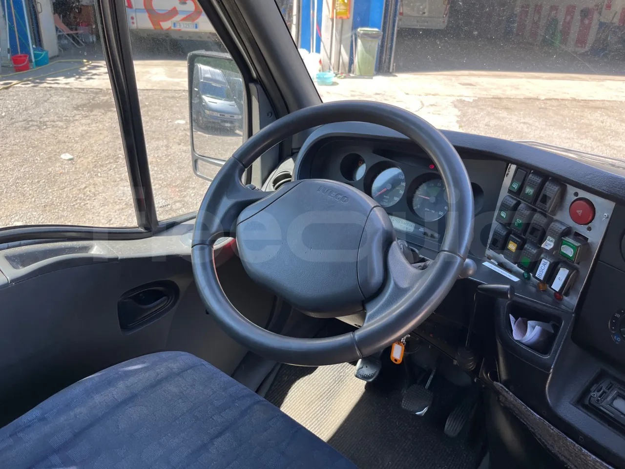 Iveco Daily A50C - EUR3 - 107kW - 6.948m - steering wheel photo