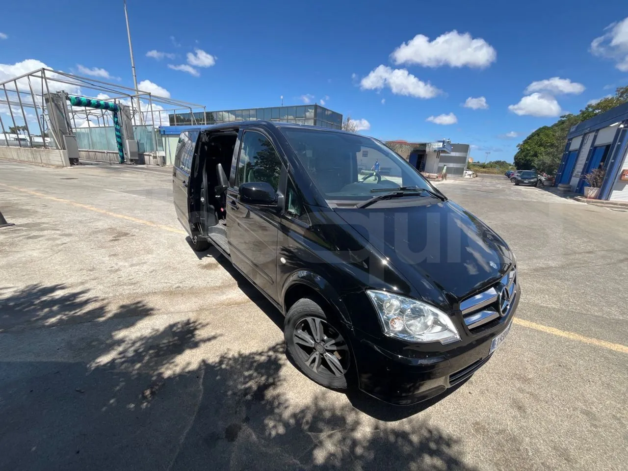 Mercedes-Benz Vito 639/2 - EUR5 - 100kW - 5.008m - 3/4 right front doors open