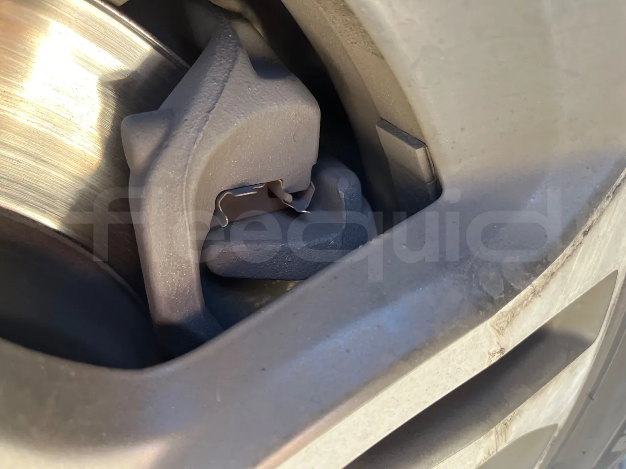 Mercedes-Benz Vito 639/2 - EUR5 - 100kW - 5.008m - front brake calipers left