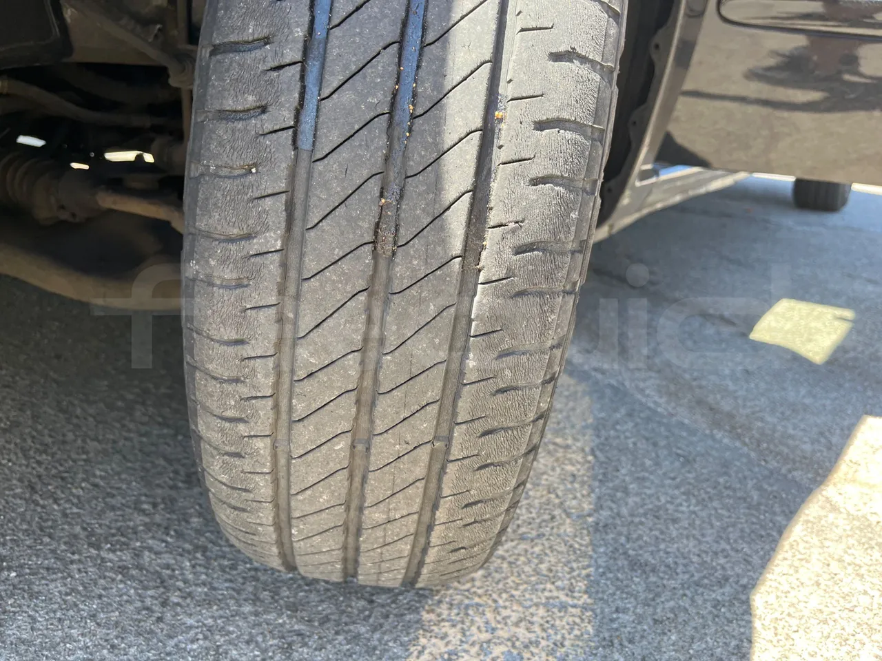 Mercedes-Benz Vito 639/2 - EUR5 - 100kW - 5.008m - tread condition front tires right