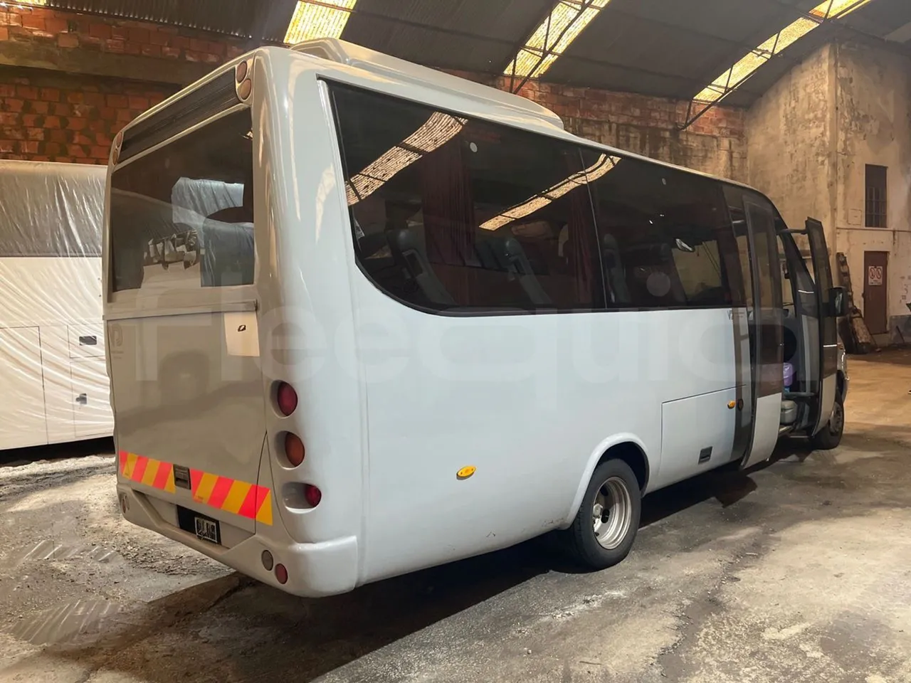 Mercedes-Benz Sprinter 416CD  - Euro3 - 115kW - 6.985mt - 3/4 right front doors open