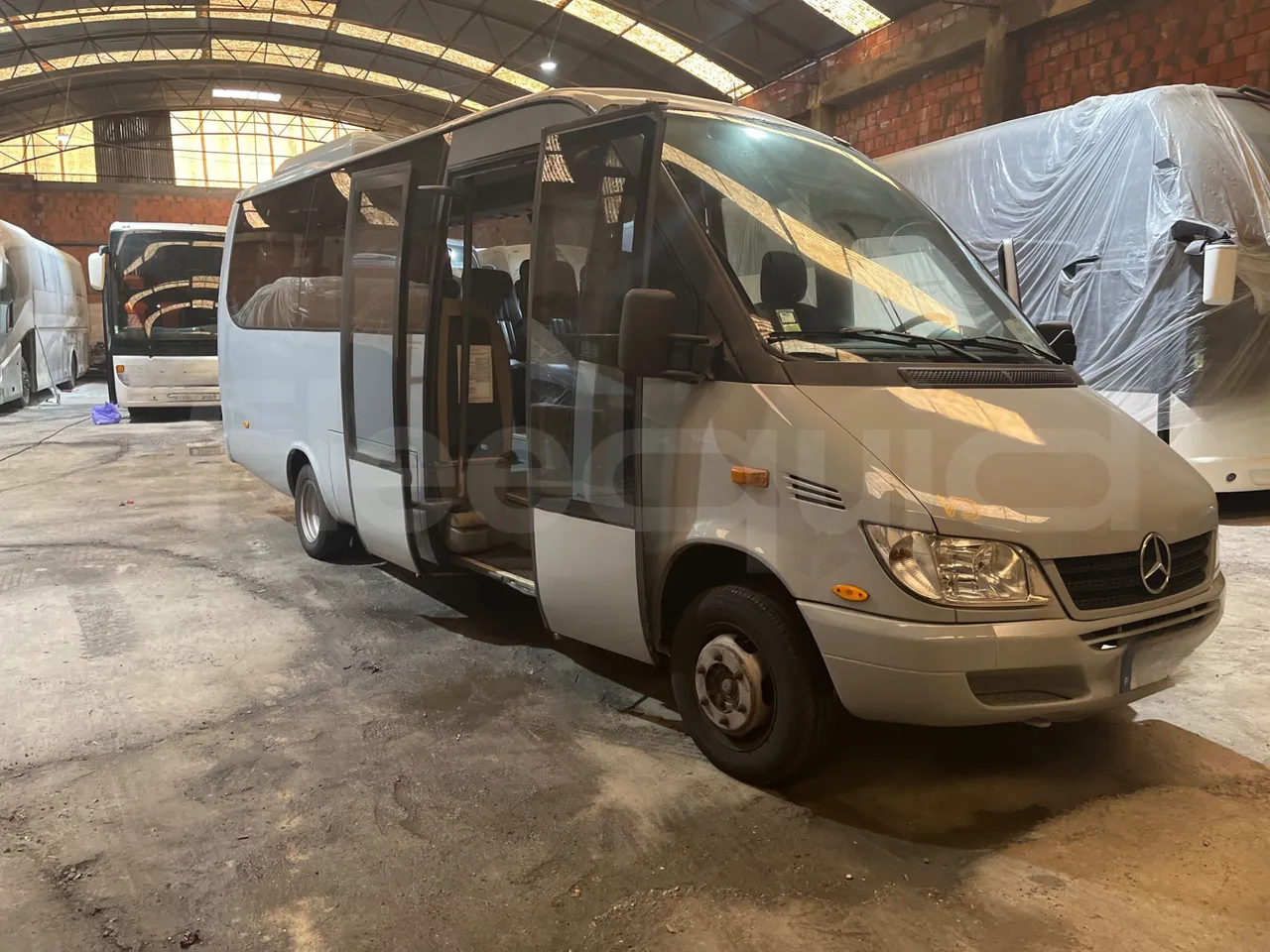 Mercedes-Benz Sprinter 416CD  - Euro3 - 115kW - 6.985mt - 3/4 right rear doors open