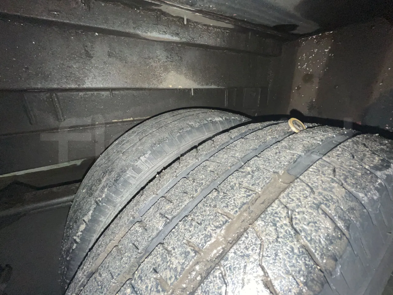 Mercedes-Benz Sprinter 416CD  - Euro3 - 115kW - 6.985mt - front left tire measurements