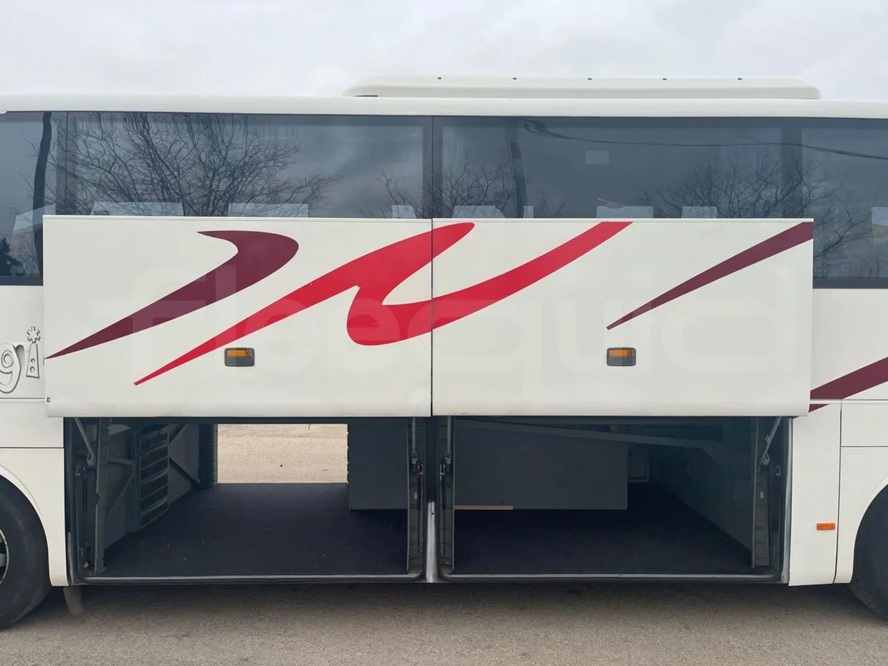 Mercedes-Benz Tourismo RHD 632 01 - Euro5 - 300kW - 12.140mt - 3/4 right front doors open