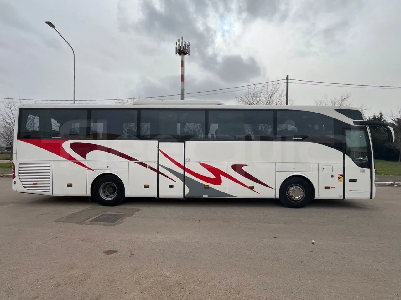 Mercedes-Benz Tourismo RHD 632 01 - Euro5 - 300kW - 12.140mt - 3/4 right rear doors closed