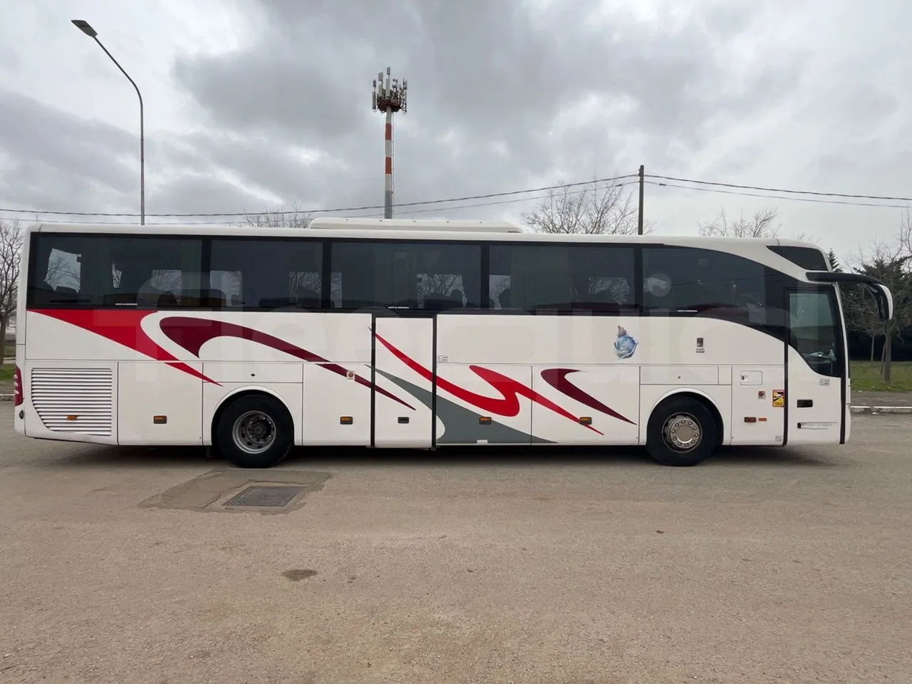 Mercedes-Benz Tourismo RHD 632 01 - Euro5 - 300kW - 12.140mt - 3/4 right rear doors open