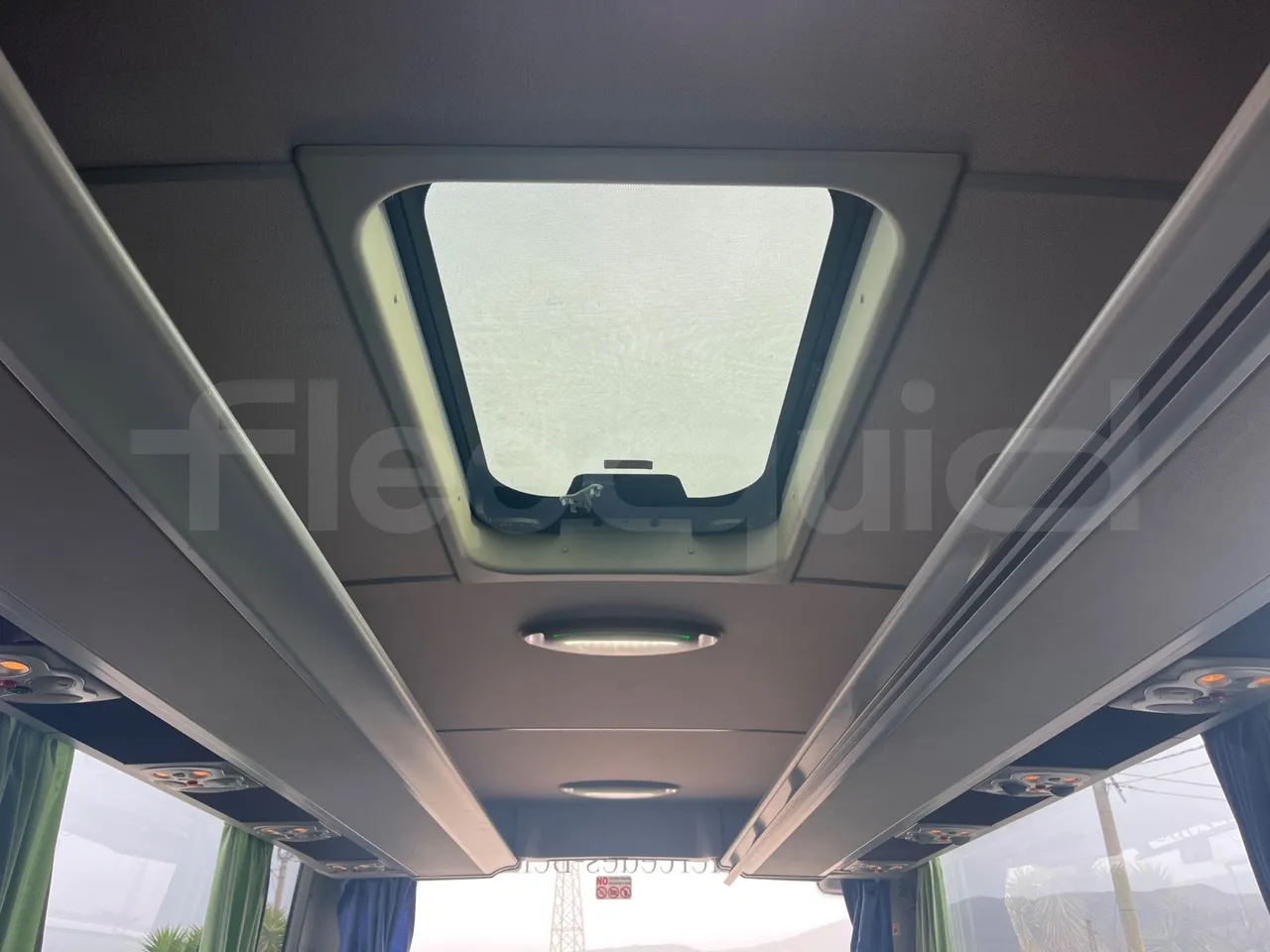 Mercedes-Benz Tourismo RHD 632 01 - Euro5 - 300kW - 12.140mt - onboard devices 2