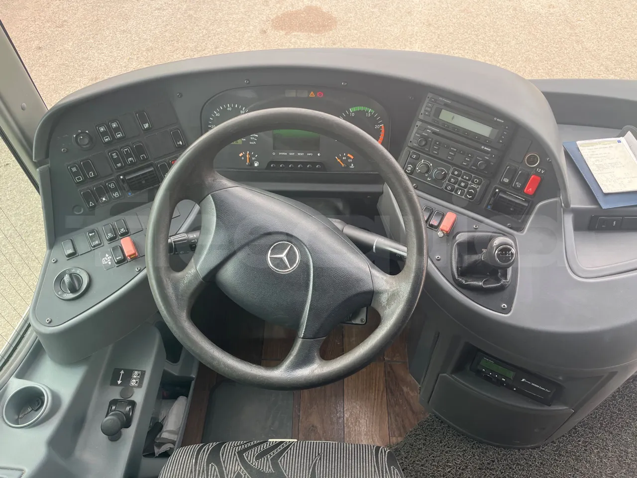 Mercedes-Benz Tourismo RHD 632 01 - Euro5 - 300kW - 12.140mt - dashboard lights on