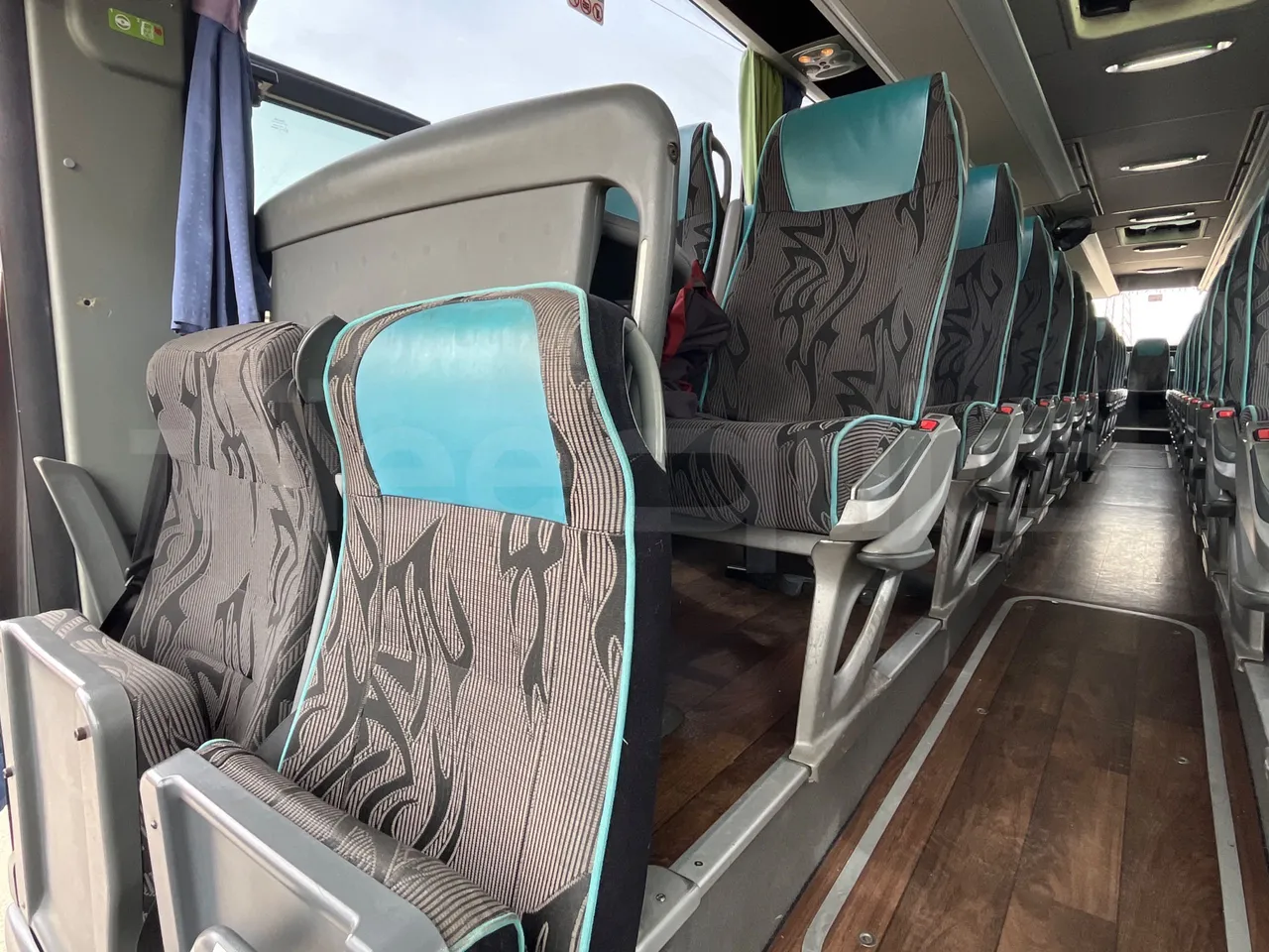 Mercedes-Benz Tourismo RHD 632 01 - Euro5 - 300kW - 12.140mt - power outlets detail