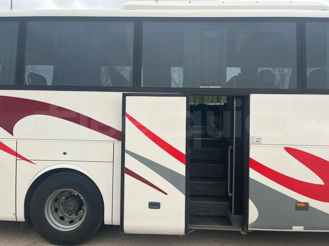 Mercedes-Benz Tourismo RHD 632 01 - Euro5 - 300kW - 12.140mt - rear hatch open