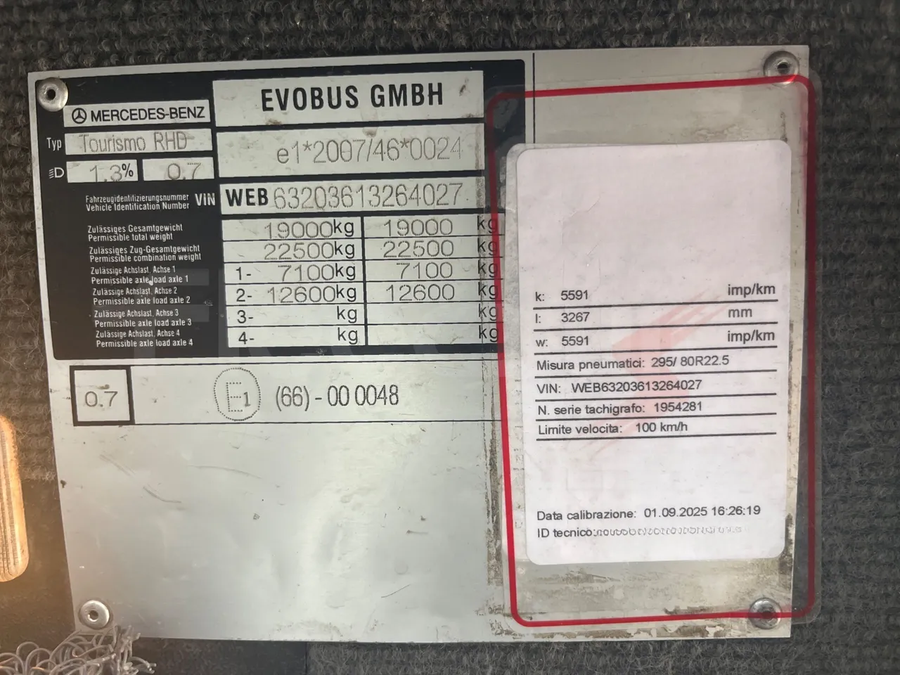 Mercedes-Benz Tourismo RHD 632 01 - Euro5 - 300kW - 12.140mt - axel 3 leaf spring left