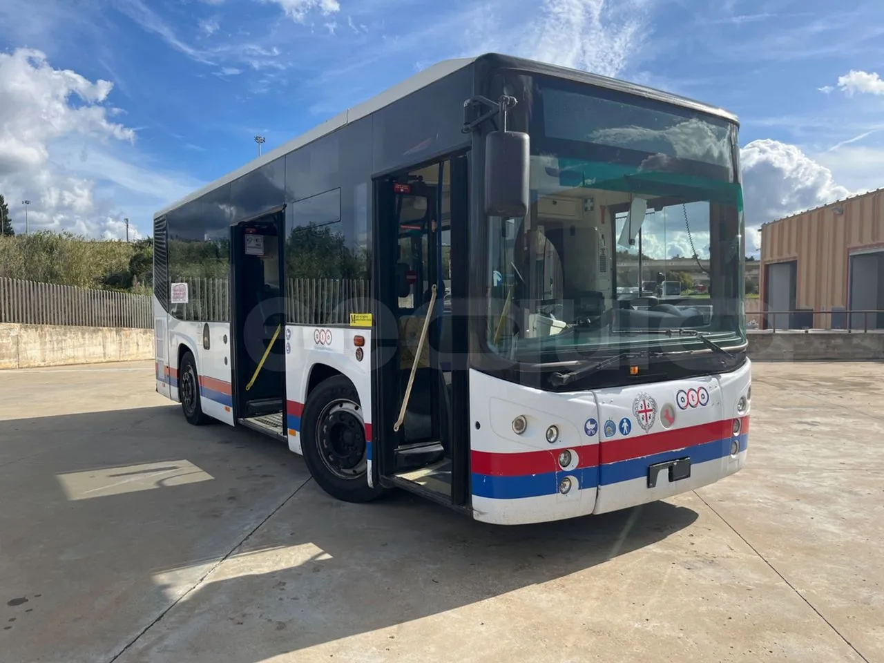 BredaMenarinibus Vivacity Plus C - Euro5 - 161kW - 8mt - 3/4 right front doors open