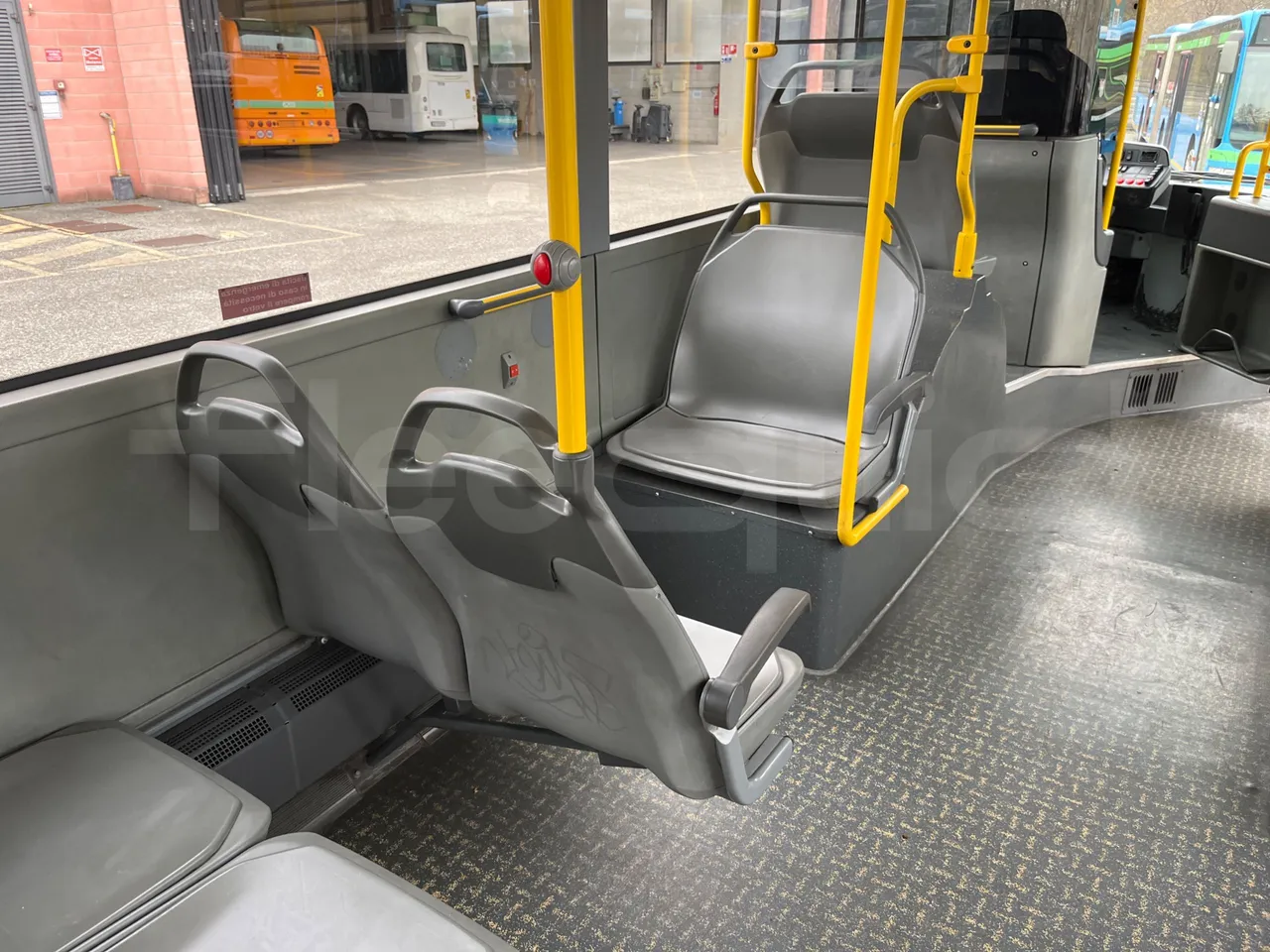 Mercedes-Benz O 530 5303/P - Euro 5 - 210 kW - 11.950 mt - armrest detail photo