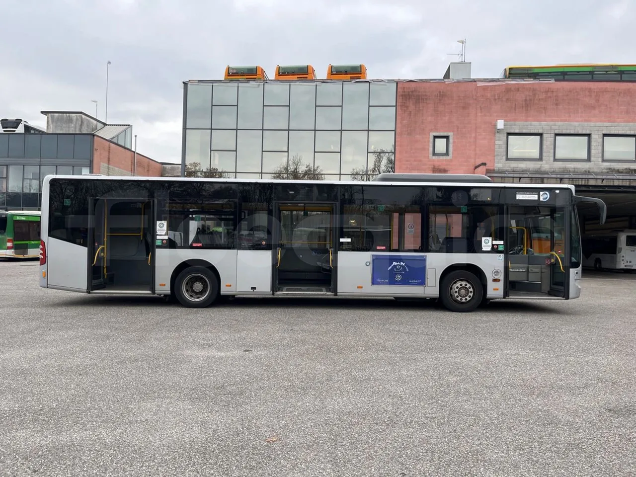 Mercedes-Benz O 530 5303/P - Euro 5 - 210 kW - 11.950 mt - right side doors open