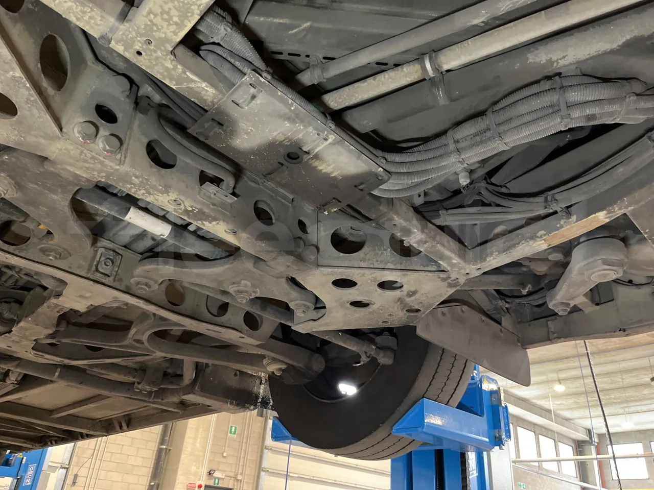 Mercedes-Benz O 530 5303/P - Euro 5 - 210 kW - 11.950 mt - front axle left side