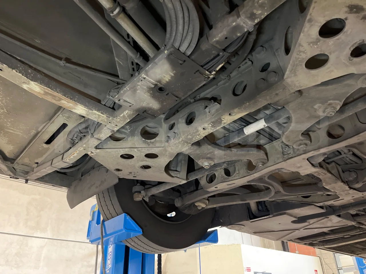 Mercedes-Benz O 530 5303/P - Euro 5 - 210 kW - 11.950 mt - front axle right side