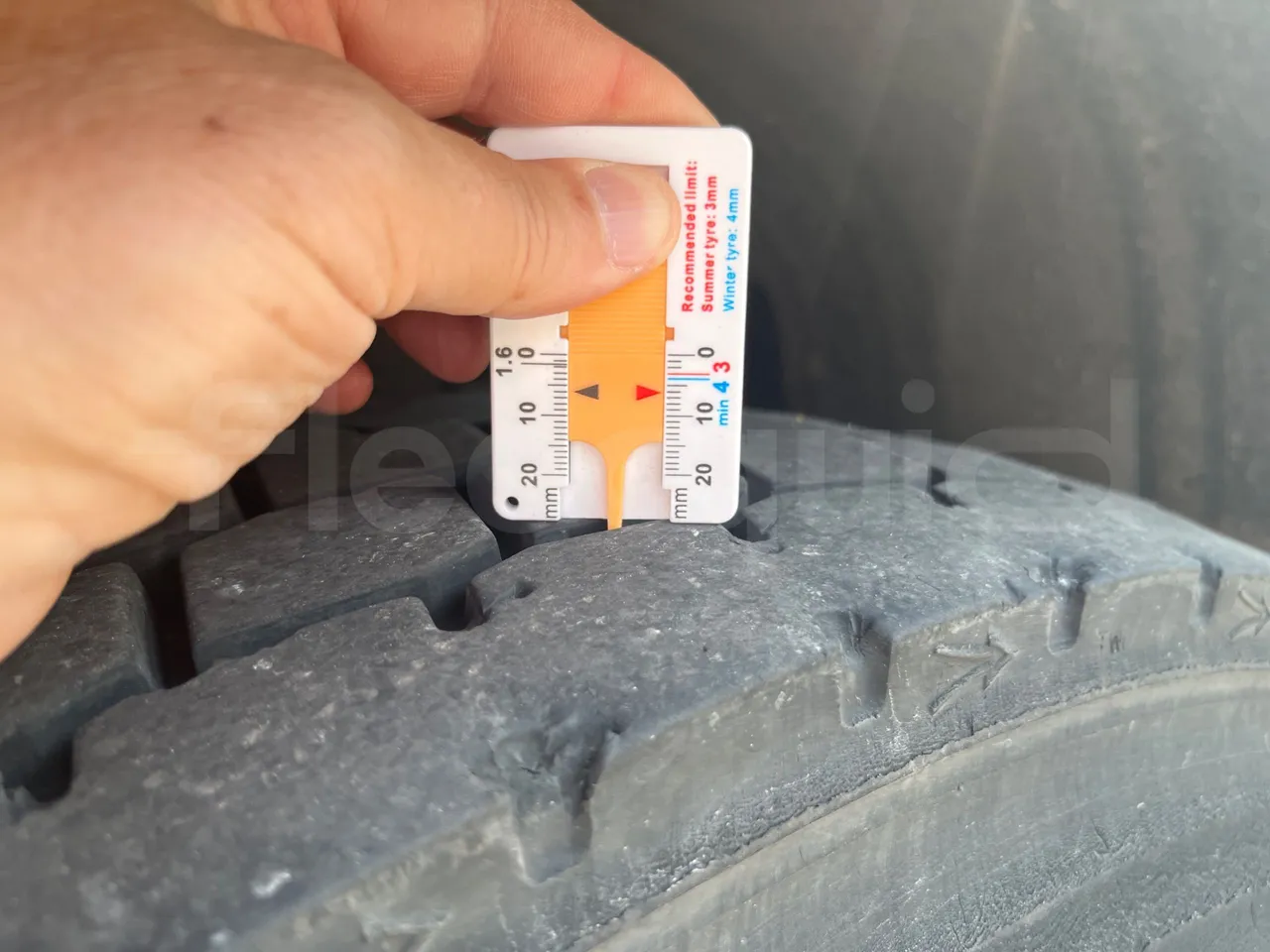 Vdl FUTURA FHD2 501E1 - Euro 6 - 320 kW - 12.875 mt - tread condition front tires left